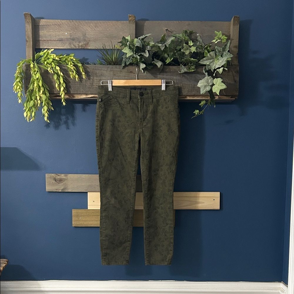 Rock & Republic Olive Jeans with floral design. EUC. 6